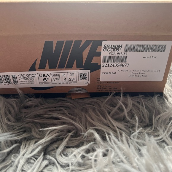 New-in-Box Womens Air Jordan 1 - Picture 8 of 9